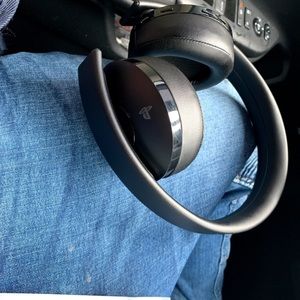 PS4 GOLD HEADSET (ONLY UNBOXED)